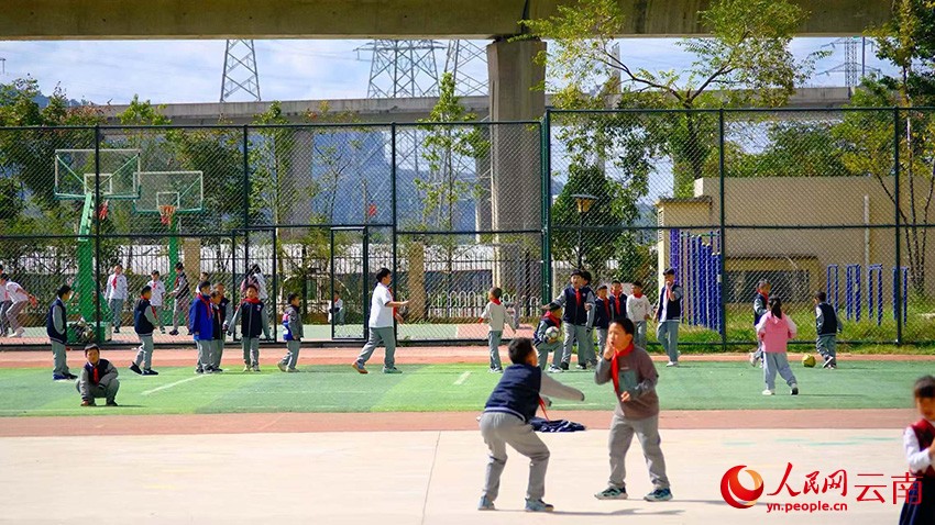 操场白天学生使用.jpg